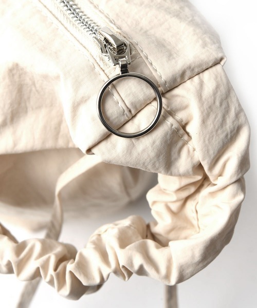 marjour(マージュール)の「GATHER STRAP CROSS BAG(ショルダーバッグ・レディース・アイボリー/ブラック・FREE)」の20枚目の写真