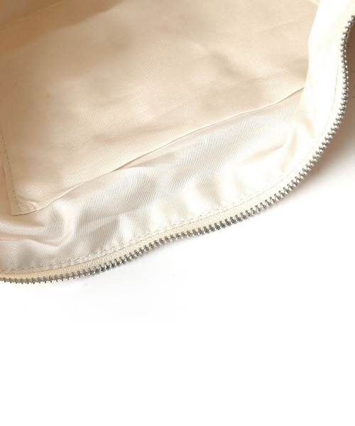 marjour(マージュール)の「GATHER STRAP CROSS BAG(ショルダーバッグ・レディース・アイボリー/ブラック・FREE)」の8枚目の写真