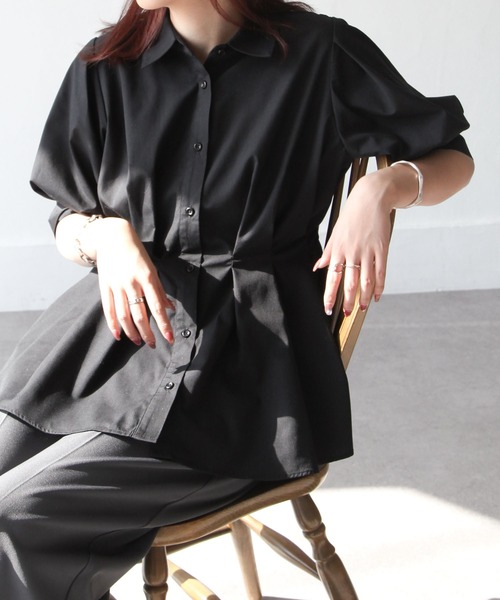 Chillfar(チルファー)の「ウエストタックシャツ(シャツ/ブラウス・レディース・オフホワイト/サックスブルー/ブラック/グレイッシュベージュ・FREE)」の2枚目の写真