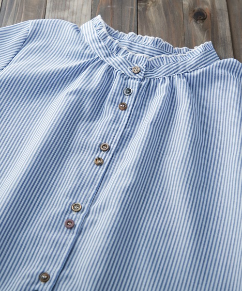 Viola e Viola(ヴィオラエヴィオラ)の「フリル衿多ボタンデザインブラウス(シャツ/ブラウス・レディース・ブラック系その他/ブルー系その他/グリーン系その他・LL/L/3L/M)」の4枚目の写真