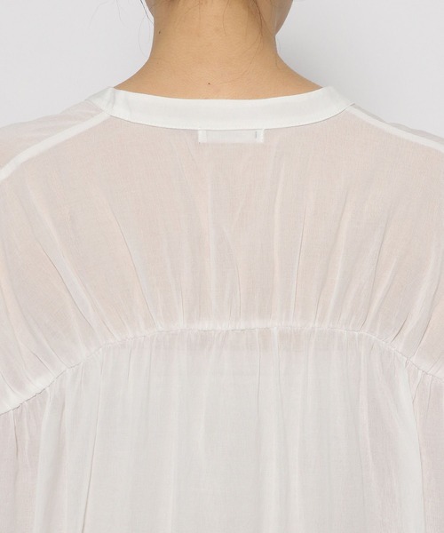 saloon(サルーン)の「SALOON(サルーン)/ノーカラーギャザー5分袖ブラウス【洗濯機洗い可】(シャツ/ブラウス・レディース・グレー系/グリーン系/ネイビー/オフホワイト・FREE)」の10枚目の写真