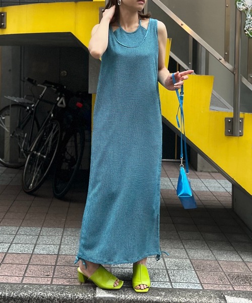 mi via loca（ミヴィアロカ）の「チェック柄シャーリング レイヤードネック ノースリワンピース（ワンピース・レディース・ライム/ブルー/ネイビー/ピンク・FREE）」の6枚目の写真