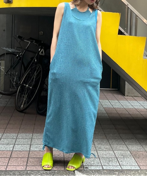 mi via loca（ミヴィアロカ）の「チェック柄シャーリング レイヤードネック ノースリワンピース（ワンピース・レディース・ライム/ブルー/ネイビー/ピンク・FREE）」の7枚目の写真