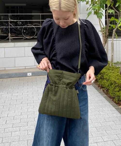 SOLPRESA(ソルプレーサ)の「【洗濯機洗い可能】巾着ショルダーポーチ(マザーズバッグ・レディース・ネイビー/グレイッシュベージュ/カーキ/チャコールグレー/ホワイト/ブラック/ピンク・ONE SIZE)」の5枚目の写真