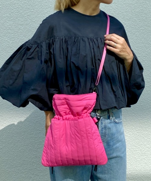 SOLPRESA(ソルプレーサ)の「【洗濯機洗い可能】巾着ショルダーポーチ(マザーズバッグ・レディース・ネイビー/グレイッシュベージュ/カーキ/チャコールグレー/ホワイト/ブラック/ピンク・ONE SIZE)」の7枚目の写真