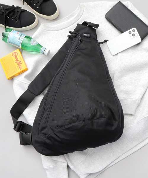 YAKPAK（ヤックパック）の「撥水 ポリエステル ワンショルダー ビッグ ボディバッグ（ボディバッグ/ウエストポーチ・メンズ・ブラック・FREE）」の10枚目の写真