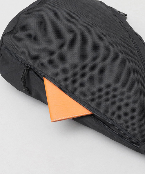 YAKPAK（ヤックパック）の「撥水 ポリエステル ワンショルダー ビッグ ボディバッグ（ボディバッグ/ウエストポーチ・メンズ・ブラック・FREE）」の15枚目の写真
