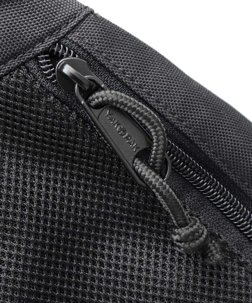 YAKPAK（ヤックパック）の「撥水 ポリエステル ワンショルダー ビッグ ボディバッグ（ボディバッグ/ウエストポーチ・メンズ・ブラック・FREE）」の21枚目の写真