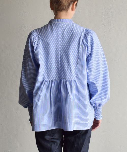 apartment department（アパートメントデパートメント）の「ブザム切り替え ボリュームスリーブブラウス（シャツ/ブラウス・レディース・オフホワイト/ブルー・M）」の18枚目の写真