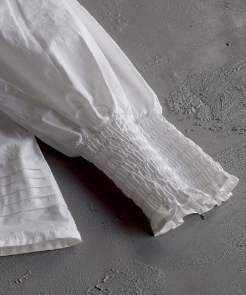 apartment department（アパートメントデパートメント）の「ブザム切り替え ボリュームスリーブブラウス（シャツ/ブラウス・レディース・オフホワイト/ブルー・M）」の7枚目の写真