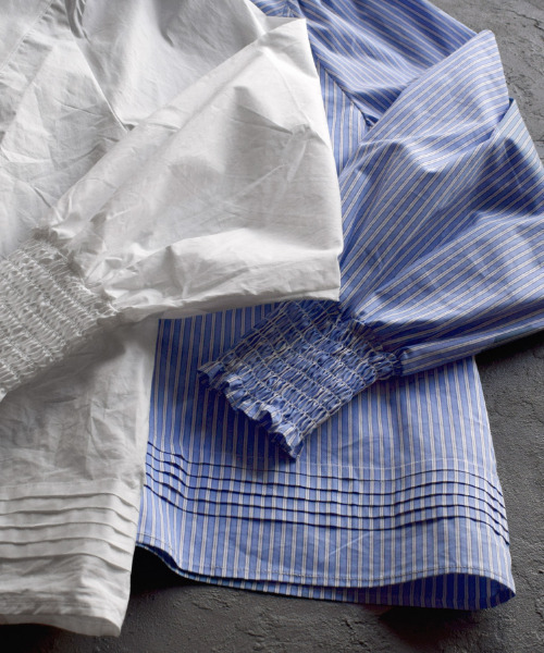 apartment department（アパートメントデパートメント）の「ブザム切り替え ボリュームスリーブブラウス（シャツ/ブラウス・レディース・オフホワイト/ブルー・M）」の4枚目の写真