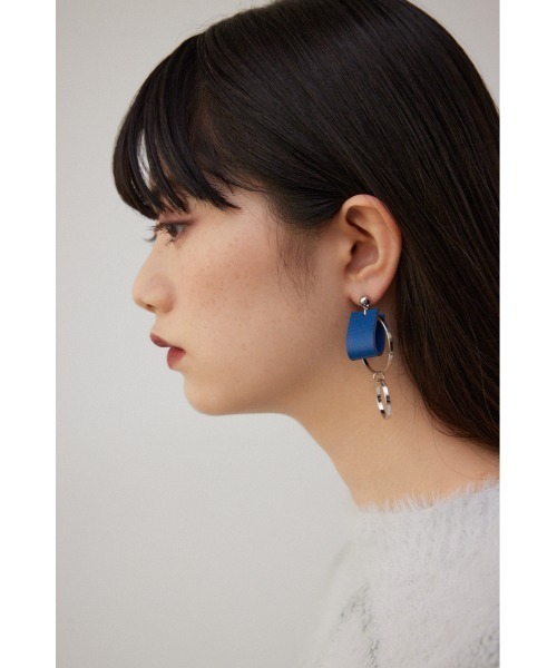 AZUL by moussy(アズールバイマウジー)の「バイカラーフェイクレザーピアス(ピアス(両耳用)・レディース・ダークブルー/ホワイト・FREE)」の7枚目の写真