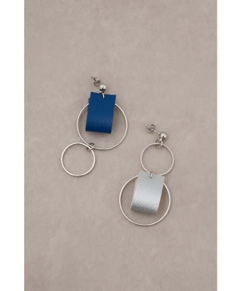 AZUL by moussy(アズールバイマウジー)の「バイカラーフェイクレザーピアス(ピアス(両耳用)・レディース・ダークブルー/ホワイト・FREE)」の5枚目の写真
