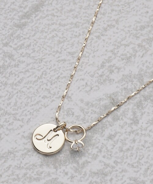 SHOO・LA・RUE（シューラルー）の「◆【イニシャル】スライダーコインネックレス（ネックレス・レディース・ゴールド系5/ゴールド系4/ゴールド系2/ゴールド系/ゴールド系3/ゴールド系1・00）」の2枚目の写真