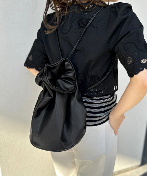U by SPICK&SPAN(ユーバイスピックアンドスパン)の「【Tuo/トゥオ】 Drawstrin Faux Leather Bag(ショルダーバッグ・レディース・ブラック/ベージュ・FREE)」の3枚目の写真