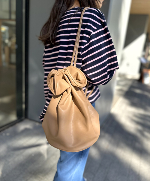 U by SPICK&SPAN(ユーバイスピックアンドスパン)の「【Tuo/トゥオ】 Drawstrin Faux Leather Bag(ショルダーバッグ・レディース・ブラック/ベージュ・FREE)」の7枚目の写真