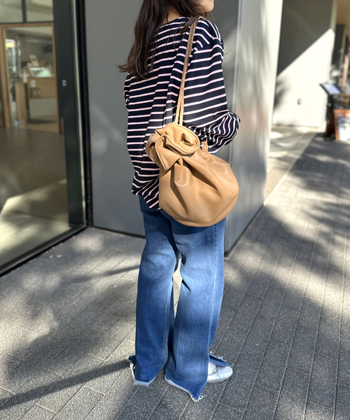 U by SPICK&SPAN(ユーバイスピックアンドスパン)の「【Tuo/トゥオ】 Drawstrin Faux Leather Bag(ショルダーバッグ・レディース・ブラック/ベージュ・FREE)」の8枚目の写真