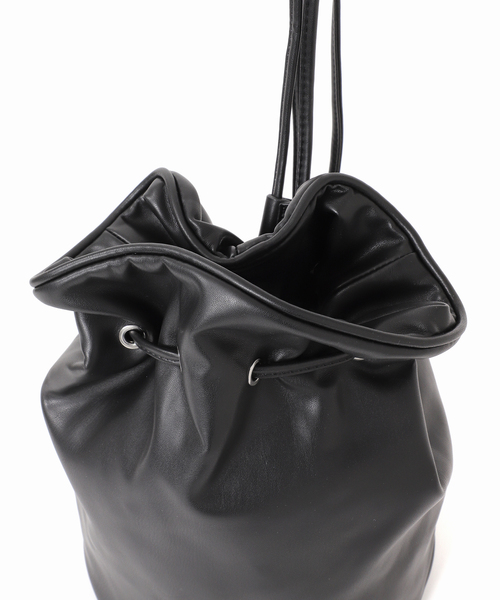 U by SPICK&SPAN(ユーバイスピックアンドスパン)の「【Tuo/トゥオ】 Drawstrin Faux Leather Bag(ショルダーバッグ・レディース・ブラック/ベージュ・FREE)」の13枚目の写真