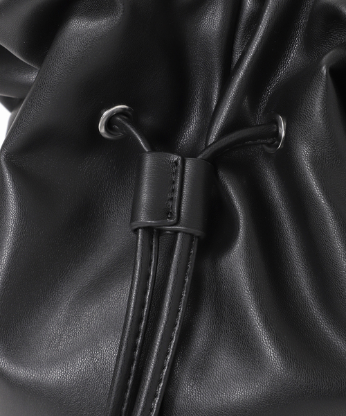 U by SPICK&SPAN(ユーバイスピックアンドスパン)の「【Tuo/トゥオ】 Drawstrin Faux Leather Bag(ショルダーバッグ・レディース・ブラック/ベージュ・FREE)」の14枚目の写真