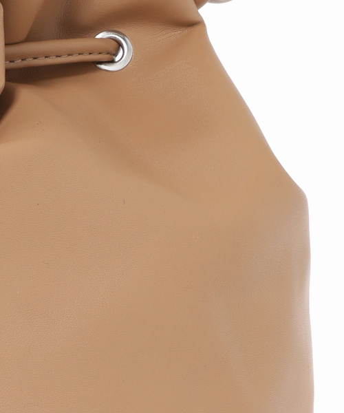 U by SPICK&SPAN(ユーバイスピックアンドスパン)の「【Tuo/トゥオ】 Drawstrin Faux Leather Bag(ショルダーバッグ・レディース・ブラック/ベージュ・FREE)」の21枚目の写真