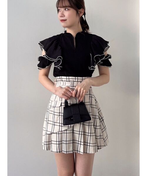 dazzlin（ダズリン）の「フロントホックフリルトップス（Tシャツ/カットソー・レディース・オフホワイト/グレー/ベージュ/ブラック・FREE）」の7枚目の写真