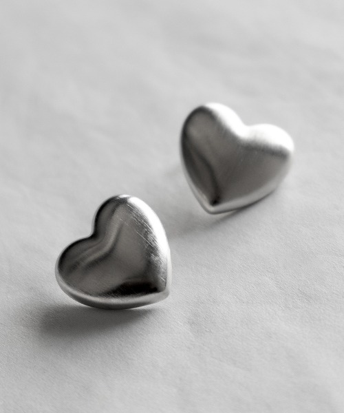 me+em select（ミームセレクト）の「ボリュームシルバーハートピアス ／ VOLUME SILVER HEART PIERCE（ピアス（両耳用）・レディース・シルバー・FREE）」の7枚目の写真