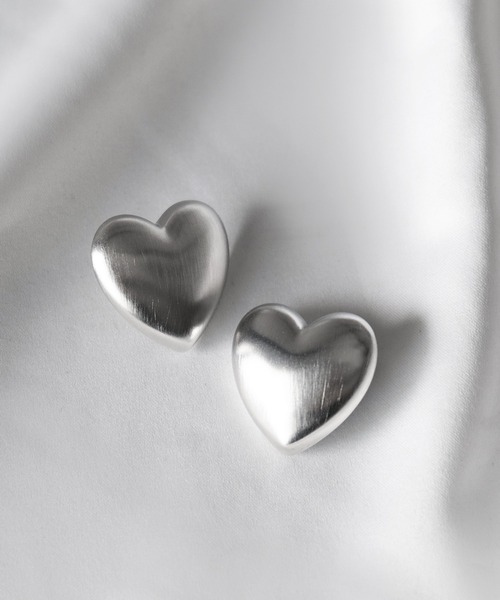 me+em select（ミームセレクト）の「ボリュームシルバーハートピアス ／ VOLUME SILVER HEART PIERCE（ピアス（両耳用）・レディース・シルバー・FREE）」の6枚目の写真