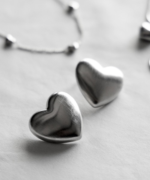 me+em select（ミームセレクト）の「ボリュームシルバーハートピアス ／ VOLUME SILVER HEART PIERCE（ピアス（両耳用）・レディース・シルバー・FREE）」の2枚目の写真