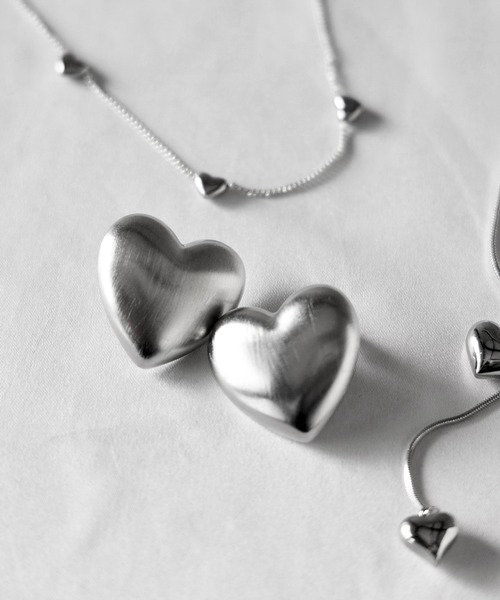 me+em select（ミームセレクト）の「ボリュームシルバーハートピアス ／ VOLUME SILVER HEART PIERCE（ピアス（両耳用）・レディース・シルバー・FREE）」の3枚目の写真