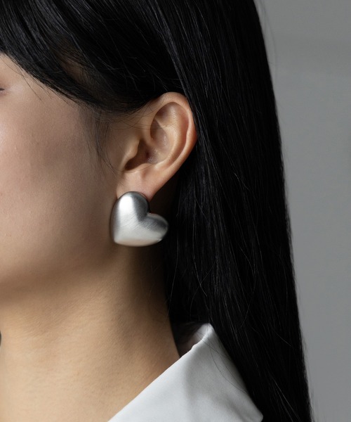 me+em select（ミームセレクト）の「ボリュームシルバーハートピアス ／ VOLUME SILVER HEART PIERCE（ピアス（両耳用）・レディース・シルバー・FREE）」の17枚目の写真