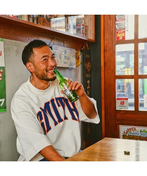 Sunny Smith(サニースミス)の「【サニースミス/sunnysmith】11.6ウルトラヘビーオンスHeavy Smith School Logo SS Tee(CP)(Tシャツ/カットソー・メンズ・オフホワイト/レッド/チャコール/ネイビー・FREE)」の1枚目の写真
