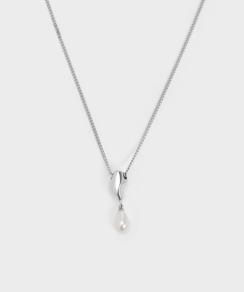 CHARLES & KEITH（チャールズ & キース）の「Corrine コリーヌ ティアドロップパールネックレス（ネックレス・レディース・ゴールド系その他2/シルバー・FREE）」の2枚目の写真