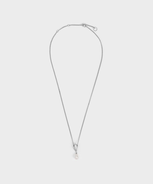CHARLES & KEITH（チャールズ & キース）の「Corrine コリーヌ ティアドロップパールネックレス（ネックレス・レディース・ゴールド系その他2/シルバー・FREE）」の8枚目の写真