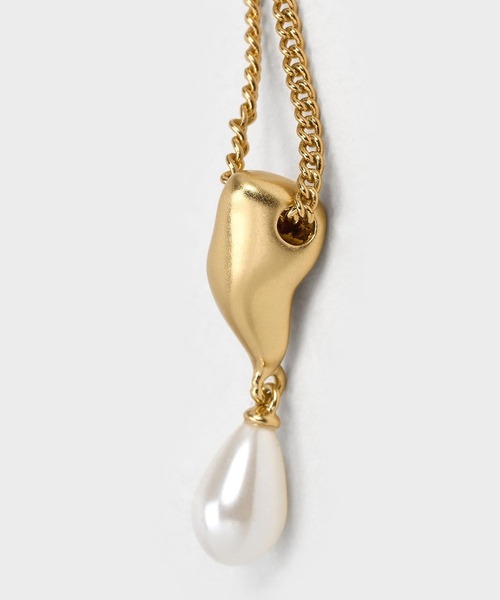 CHARLES & KEITH（チャールズ & キース）の「Corrine コリーヌ ティアドロップパールネックレス（ネックレス・レディース・ゴールド系その他2/シルバー・FREE）」の4枚目の写真