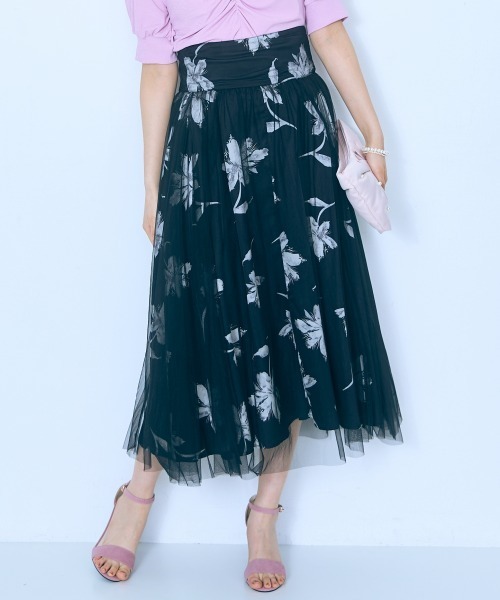 marun（マルン）の「＜大きいサイズ＞ オーバーチュールフラワープリントスカート marun（スカート・レディース・アイボリー系/ブラック系・4L/3L/LL/L/5L）」の2枚目の写真