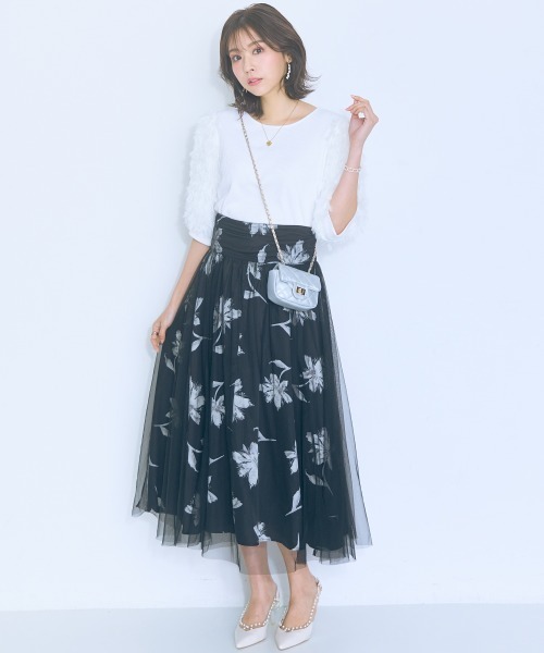 marun（マルン）の「＜大きいサイズ＞ オーバーチュールフラワープリントスカート marun（スカート・レディース・アイボリー系/ブラック系・4L/3L/LL/L/5L）」の5枚目の写真