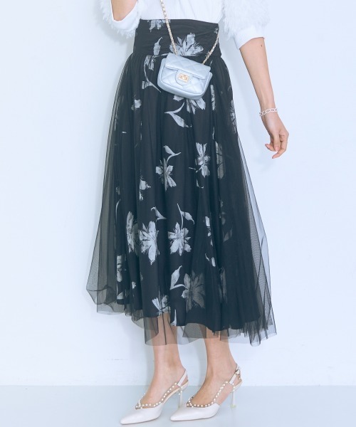marun（マルン）の「＜大きいサイズ＞ オーバーチュールフラワープリントスカート marun（スカート・レディース・アイボリー系/ブラック系・4L/3L/LL/L/5L）」の6枚目の写真