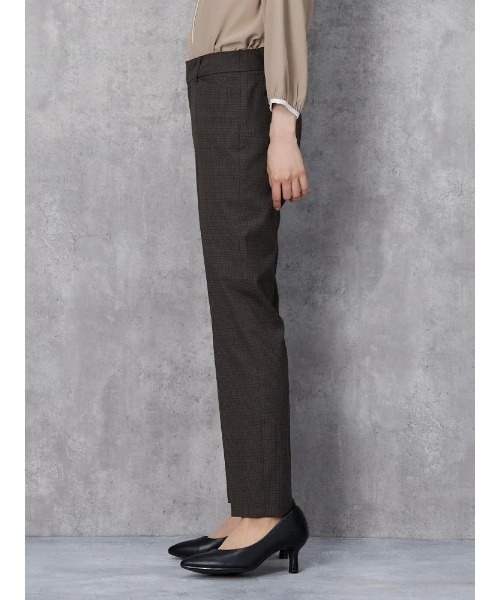 Perfect Suit FActory（パーフェクトスーツファクトリー）の「デレガントスーツ　ミニチェック　テーパードパンツ　ネイビー/ブラウン【マシンウォッシャブル】 【スリム】【ストレッチ】（スーツパンツ・レディース・ネイビー/ブラウン・11号/13号/7号/9号）」の8枚目の写真