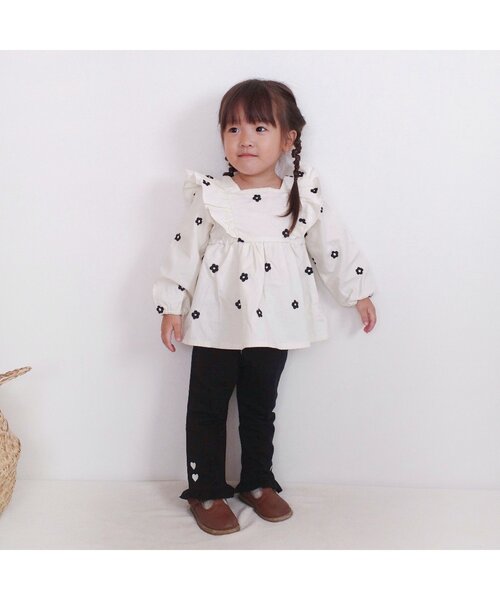 apres les cours（アプレレクール）の「【リンク・WEB限定】ハート・デイジー刺繍チュニック（チュニック・キッズ・アイボリー/インディゴブルー・80/90/100/110/120/130/140）」の5枚目の写真