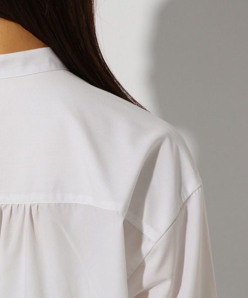 Elura（エルーラ）の「アイロンいらずバンドシャツ/151659（シャツ/ブラウス・レディース・ブルー系その他2/ネイビー/ホワイト・LARGE/MEDIUM）」の4枚目の写真