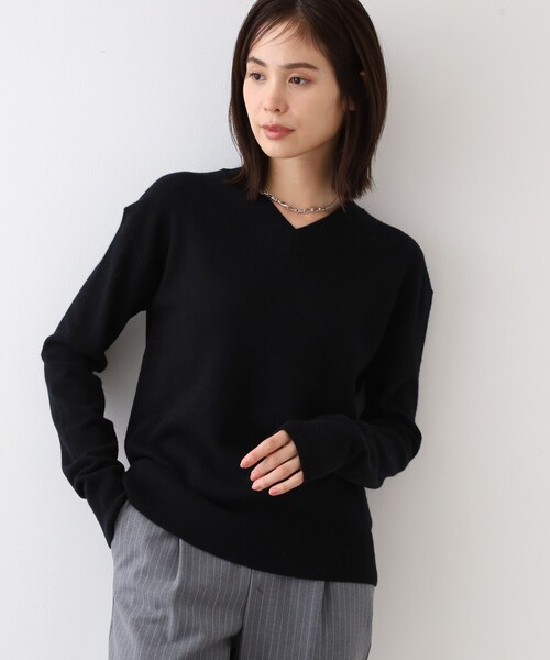 INDIVI（インディヴィ）の「◆【カシミヤ混】Vネックコクーンシルエットニット（ニット/セーター・レディース・ブラック/オフホワイト/ライトグリーン/グレー系4/オレンジ系・38/34/05/15 /13/19）」の3枚目の写真