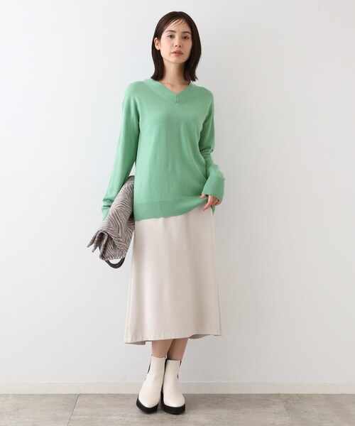 INDIVI（インディヴィ）の「◆【カシミヤ混】Vネックコクーンシルエットニット（ニット/セーター・レディース・ブラック/オフホワイト/ライトグリーン/グレー系4/オレンジ系・38/34/05/15 /13/19）」の17枚目の写真