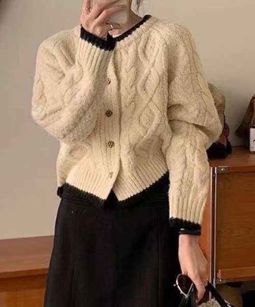 Coo+i（クーイ）の「バラボタンバイカラーケーブル編みニットカーディガン（カーディガン/ボレロ・レディース・ホワイト/ピンク・FREE）」の8枚目の写真