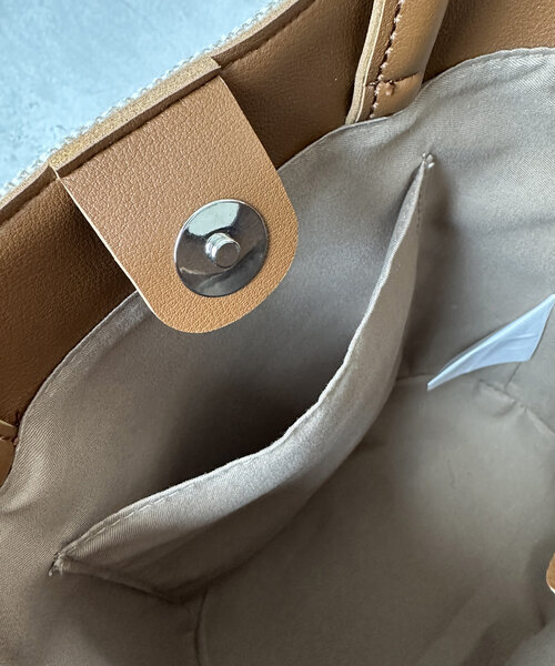 Chez toi（シェトワ）の「綿麻バケツショルダー（トートバッグ・レディース・ブラック/アイボリー/ブラウン・FREE）」の6枚目の写真