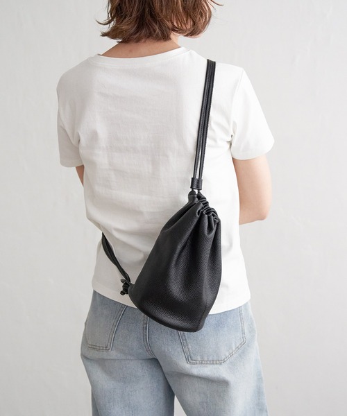 notch.(ノッチ)の「【sweet web掲載】COOCO シュリンクレザーロングショルダー巾着バッグ(ショルダーバッグ・レディース・ブラウン/ブラック/オフホワイト/シルバー・FREE)」の4枚目の写真