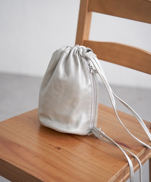 notch.(ノッチ)の「【sweet web掲載】COOCO シュリンクレザーロングショルダー巾着バッグ(ショルダーバッグ・レディース・ブラウン/ブラック/オフホワイト/シルバー・FREE)」の10枚目の写真