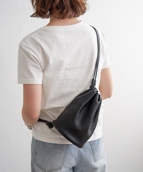 notch.(ノッチ)の「【sweet web掲載】COOCO シュリンクレザーロングショルダー巾着バッグ(ショルダーバッグ・レディース・ブラウン/ブラック/オフホワイト/シルバー・FREE)」の5枚目の写真