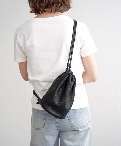 notch.(ノッチ)の「【sweet web掲載】COOCO シュリンクレザーロングショルダー巾着バッグ(ショルダーバッグ・レディース・ブラウン/ブラック/オフホワイト/シルバー・FREE)」の6枚目の写真