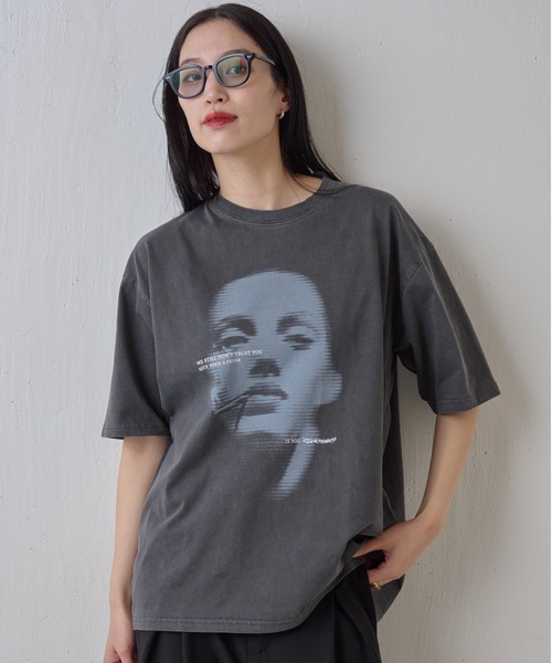 COLONY 2139（コロニートゥーワンスリーナイン）の「ピグメント加工レディプリントTシャツ（Tシャツ/カットソー・メンズ・ブラック/オリーブ・MEDIUM/LARGE）」の2枚目の写真