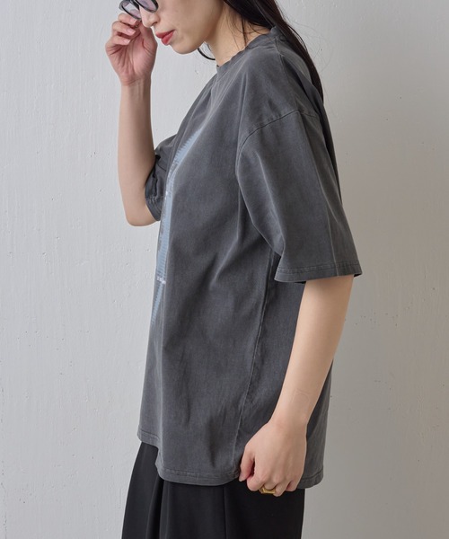 COLONY 2139（コロニートゥーワンスリーナイン）の「ピグメント加工レディプリントTシャツ（Tシャツ/カットソー・メンズ・ブラック/オリーブ・MEDIUM/LARGE）」の14枚目の写真